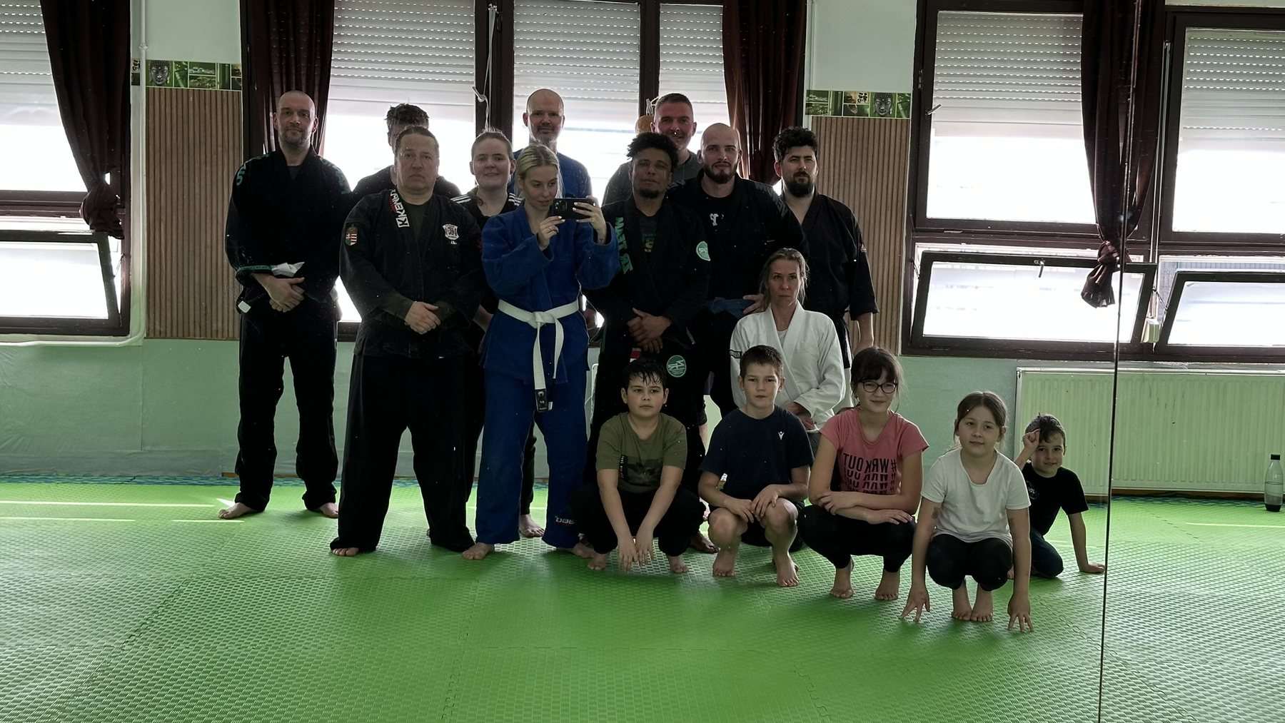 Felnőttek és gyerekek közös Brazil Jiu Jitsu edzésen