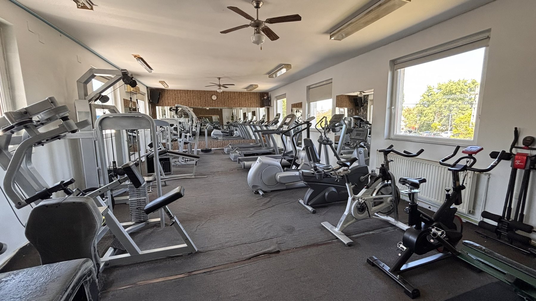 Kardiógépek a Bull’s Gym világos termében